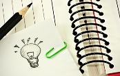 Desenho de uma lampada num bloco de notas